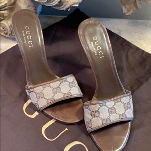 GUCCI classic Brown Gg monogram open toe slides